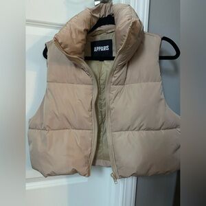 APPARIS Water resistant crop puffer vest. Size medium.